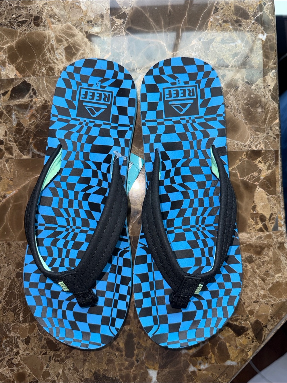NWT Reef size 5 big boys black and blue flip flops.